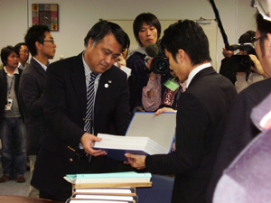 田嶋専務理事に署名を手渡す